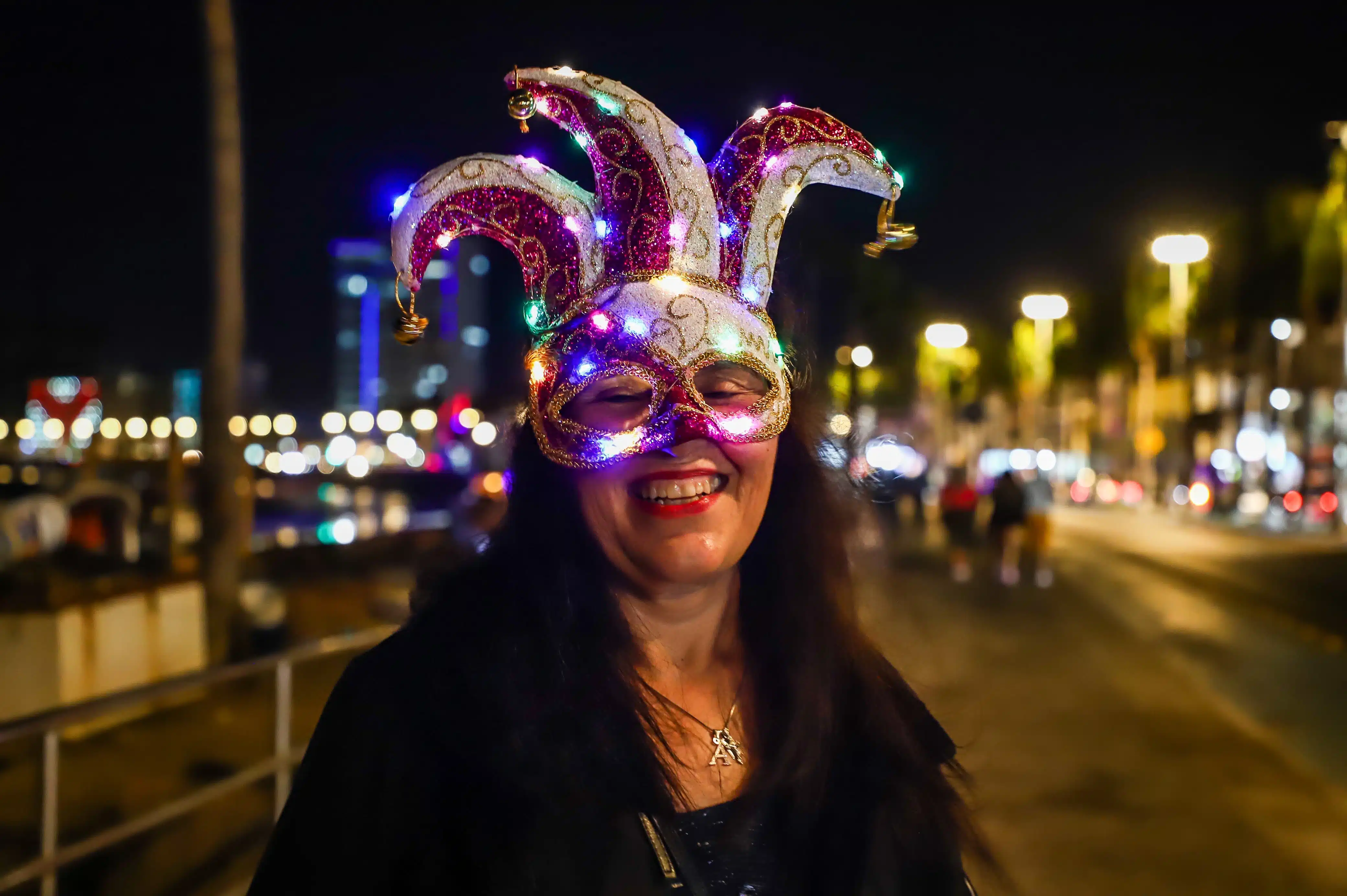 Joven mujer utilizando un antifaz alusivo al Carnaval