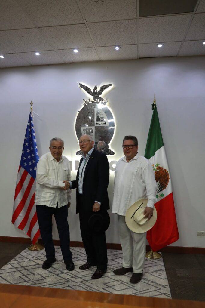 Rubén Rocha Moya, Ken Salazar y Matthew P. Roth