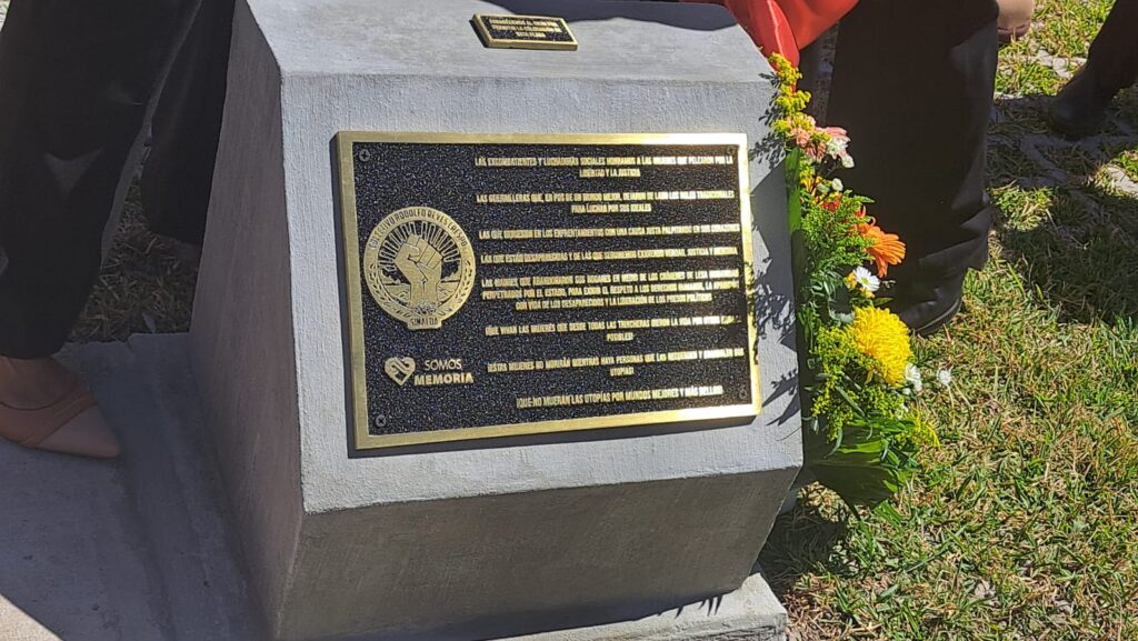 Placa conmemorativa por las mujeres que fallecieron en la lucha