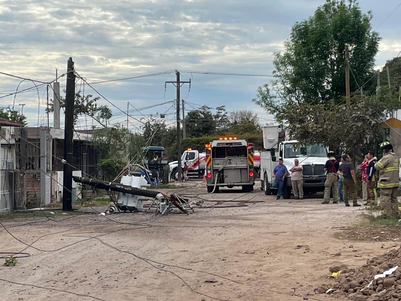 Poste de CFE colapsado en la calle del ejido Morelos