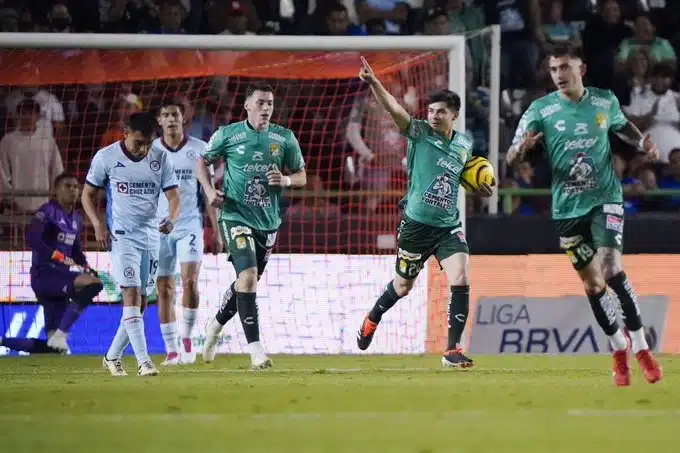 José “Platanito” Alvarado durante el juego de León y Cruz Azul