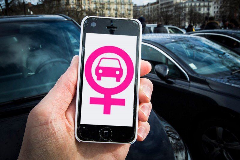 Un celular con una imagen que hace referencia a la protección de las mujeres en transportes por aplicación