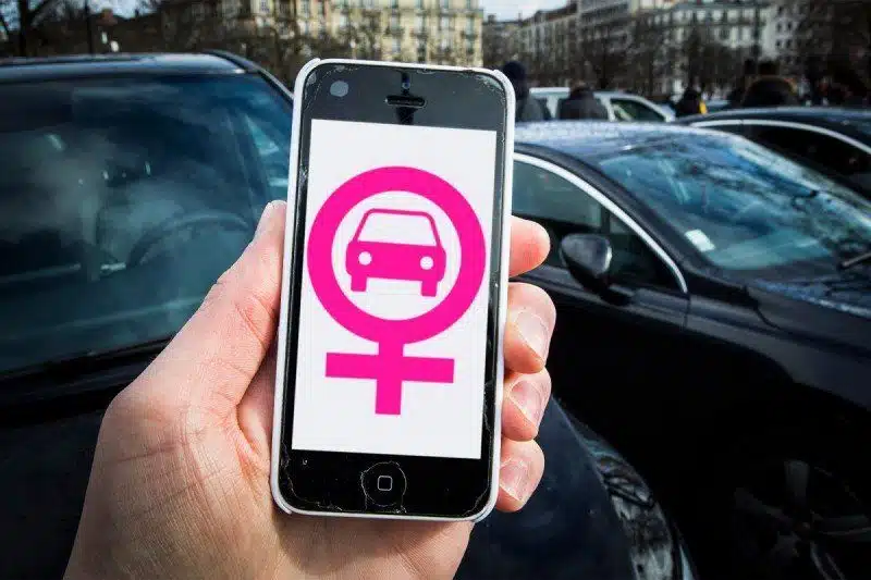 Un celular con una imagen que hace referencia a la protección de las mujeres en transportes por aplicación