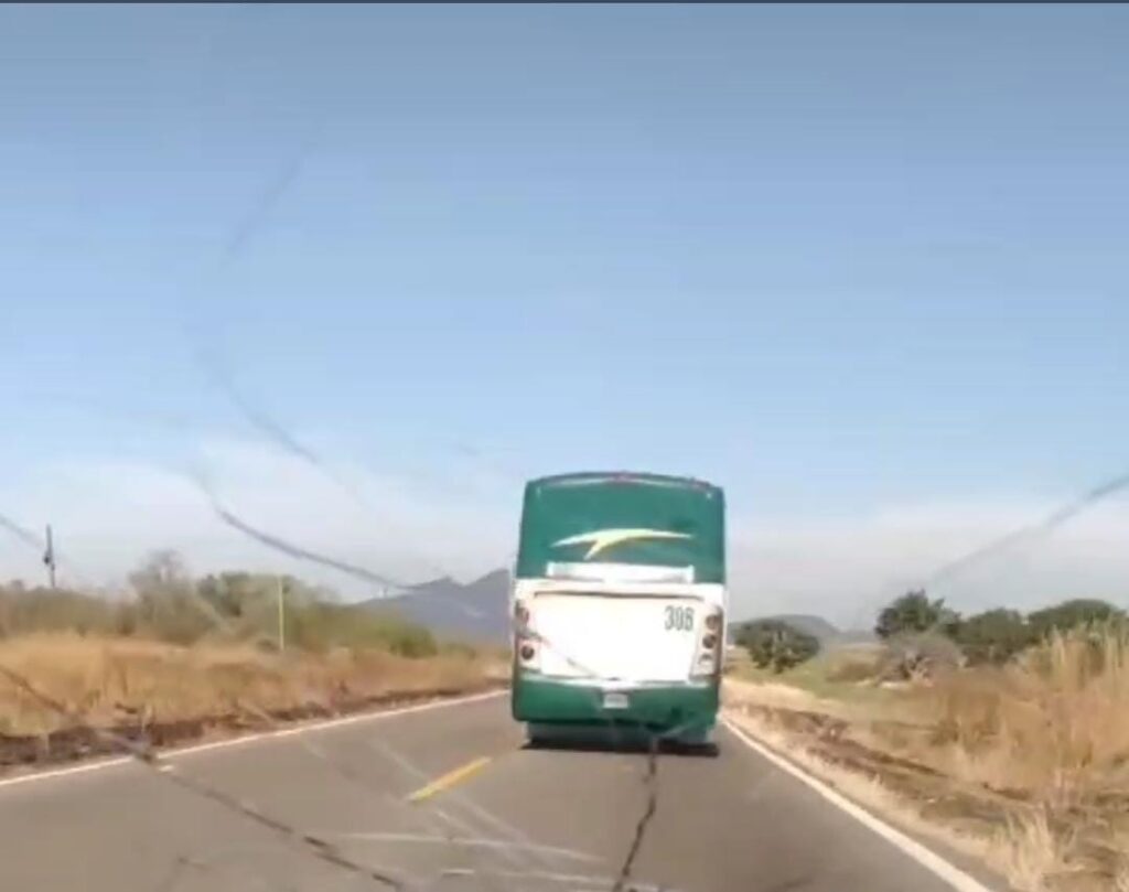 Norte de Sinaloa circulando a exceso de velocidad sobre la carretera federal México 15