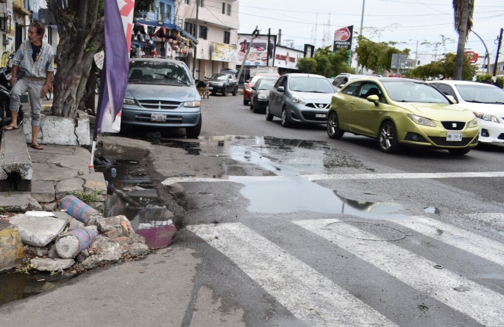 Aguas residuales sobresaliendo por las calles del Centro de Mazatlán