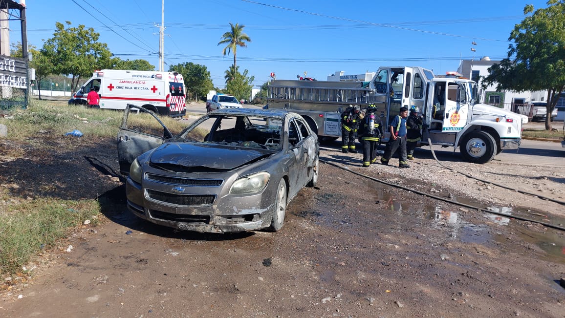 Vehículo incendiado, luego de que las llamas fueron apagadas por elementos de Bomberos