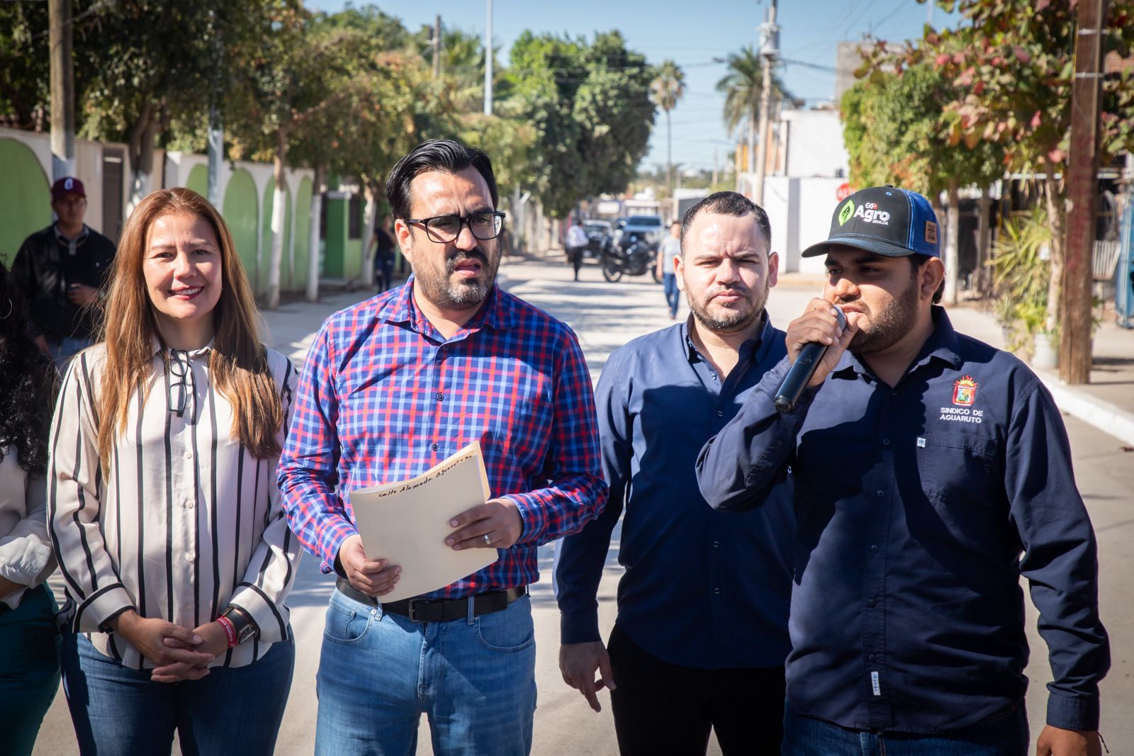 Alcalde de Culiacán, Juan de Dios Gámez Mendívil encabezó el banderazo de inicio de obra para la pavimentación de la calle de Los Músicos en el fraccionamiento La Conquista.