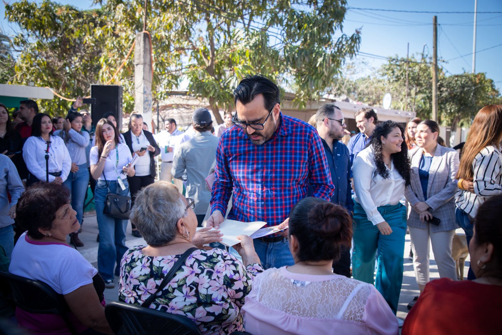 Alcalde de Culiacán, Juan de Dios Gámez Mendívil encabezó el banderazo de inicio de obra para la pavimentación de la calle de Los Músicos en el fraccionamiento La Conquista.