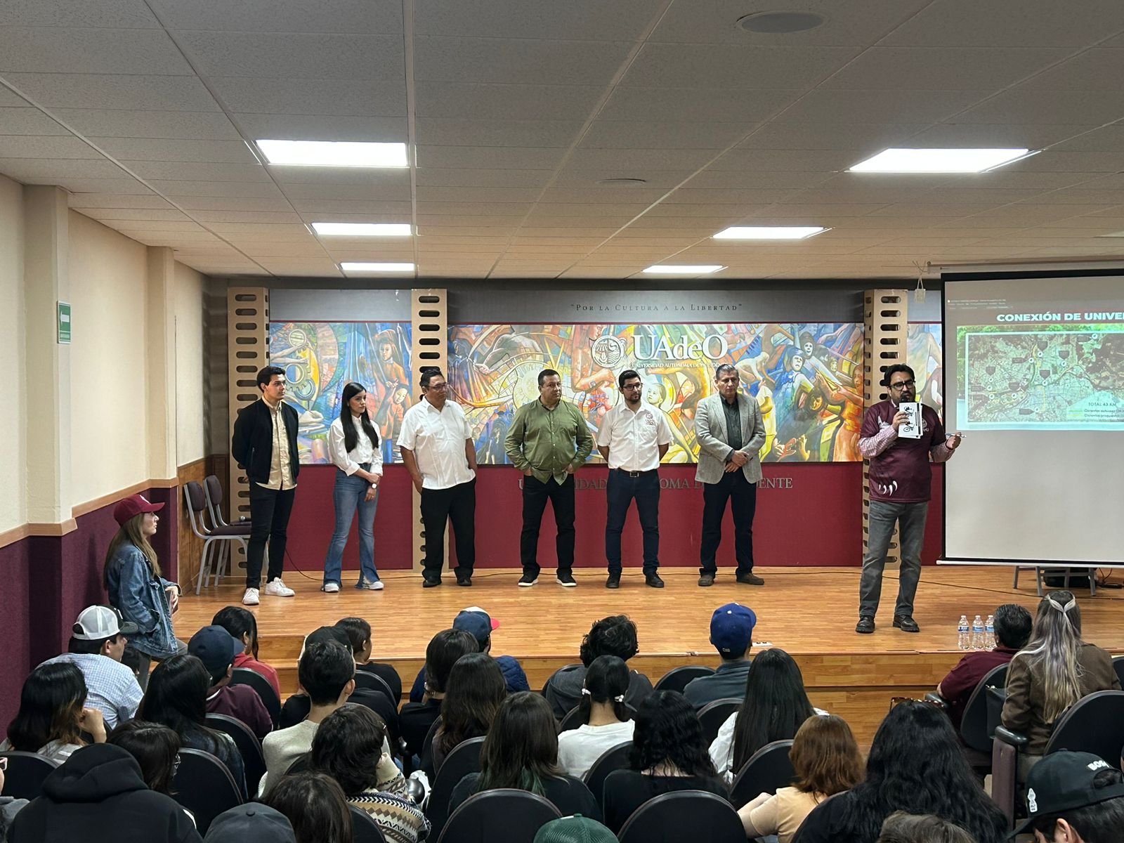 ALCALDE DE CULIACÁN PLATICA CON ALUMNOS UADEO