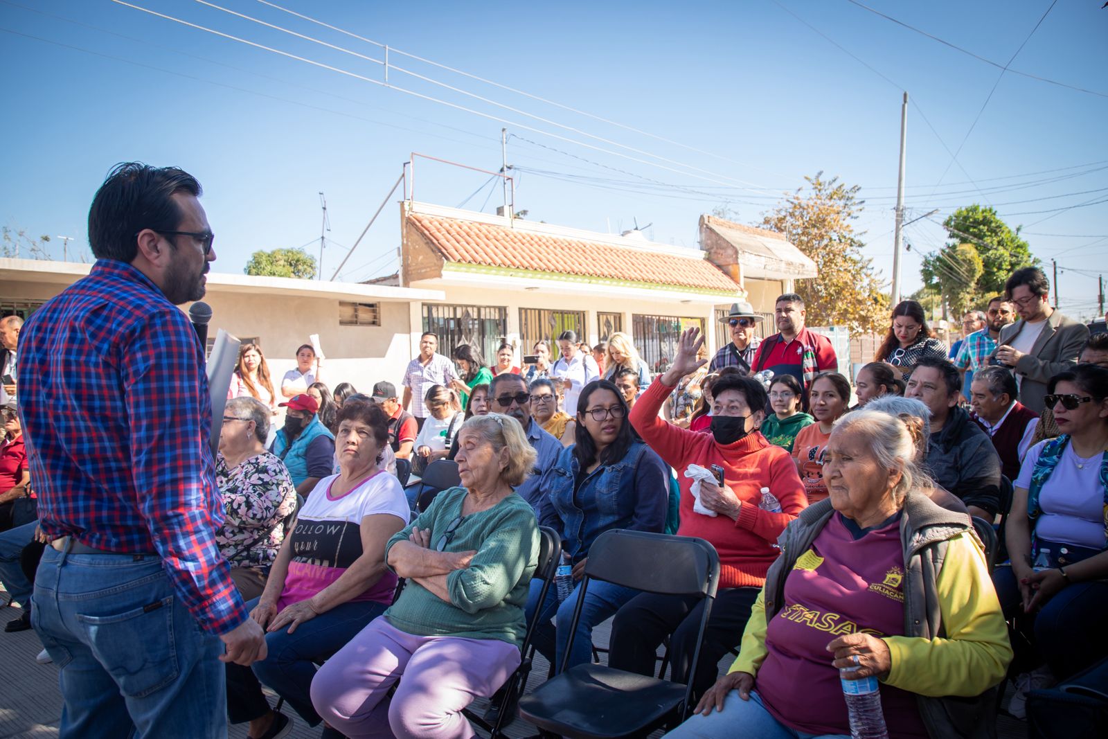 Alcalde de Culiacán, Juan de Dios Gámez Mendívil encabezó el banderazo de inicio de obra para la pavimentación de la calle de Los Músicos en el fraccionamiento La Conquista.