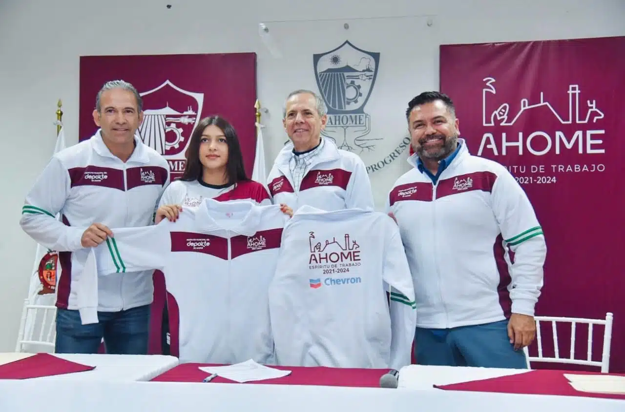 El alcalde Gerardo Vargas Landeros y el Instituto Municipal del Deporte en Ahome, llevaron a cabo el abanderamiento y entrega de uniformes a los deportistas.