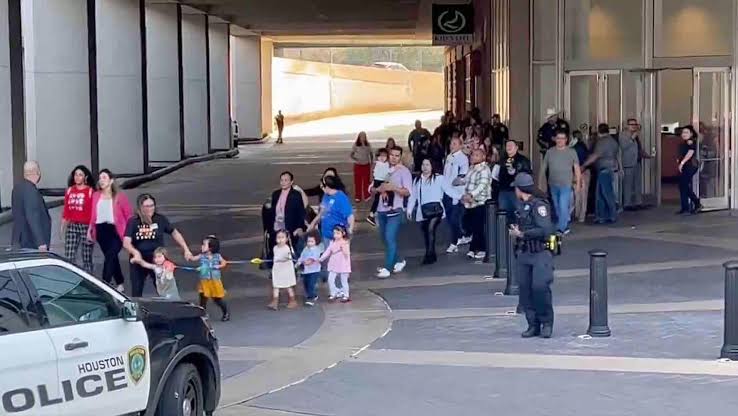 Abaten a una mujer tras causar tiroteo en Houston; ingresó con un fusil a una iglesia