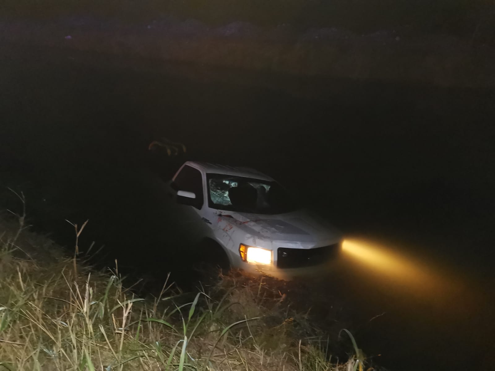 Camioneta en canal
