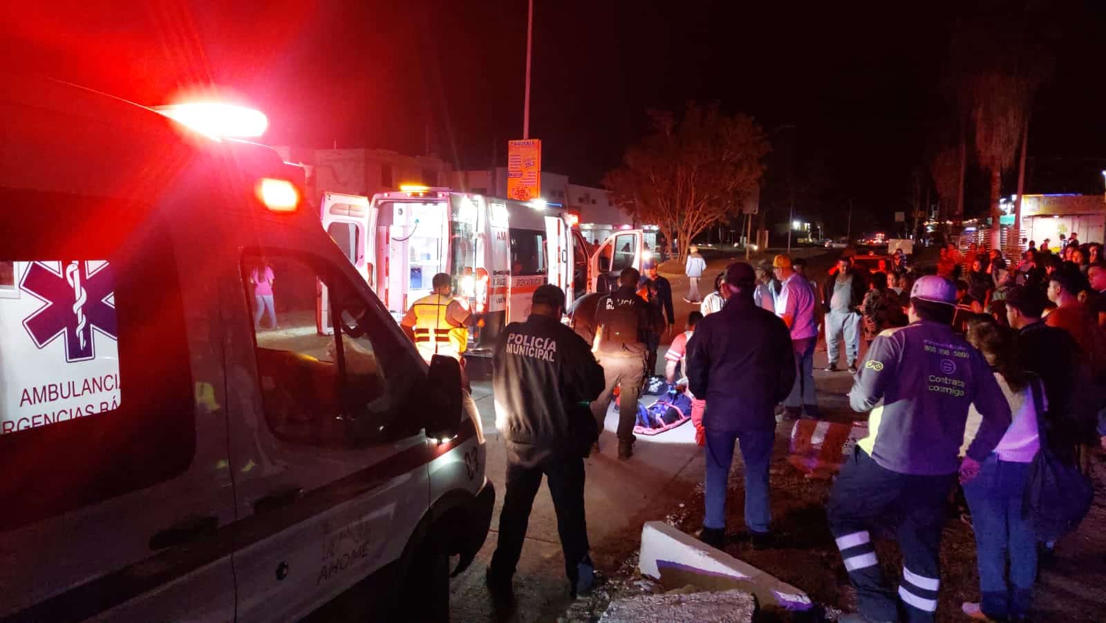 Personas y ambulancias en el lugar donde fueron atropelladas 2 mujeres en Los Mochis
