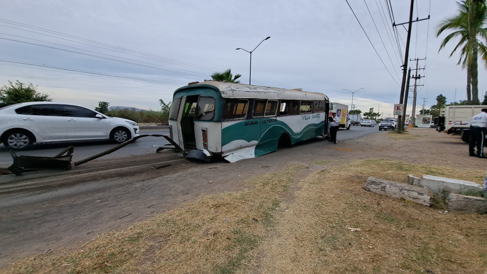 Camión sin el eje trasero en Culiacán