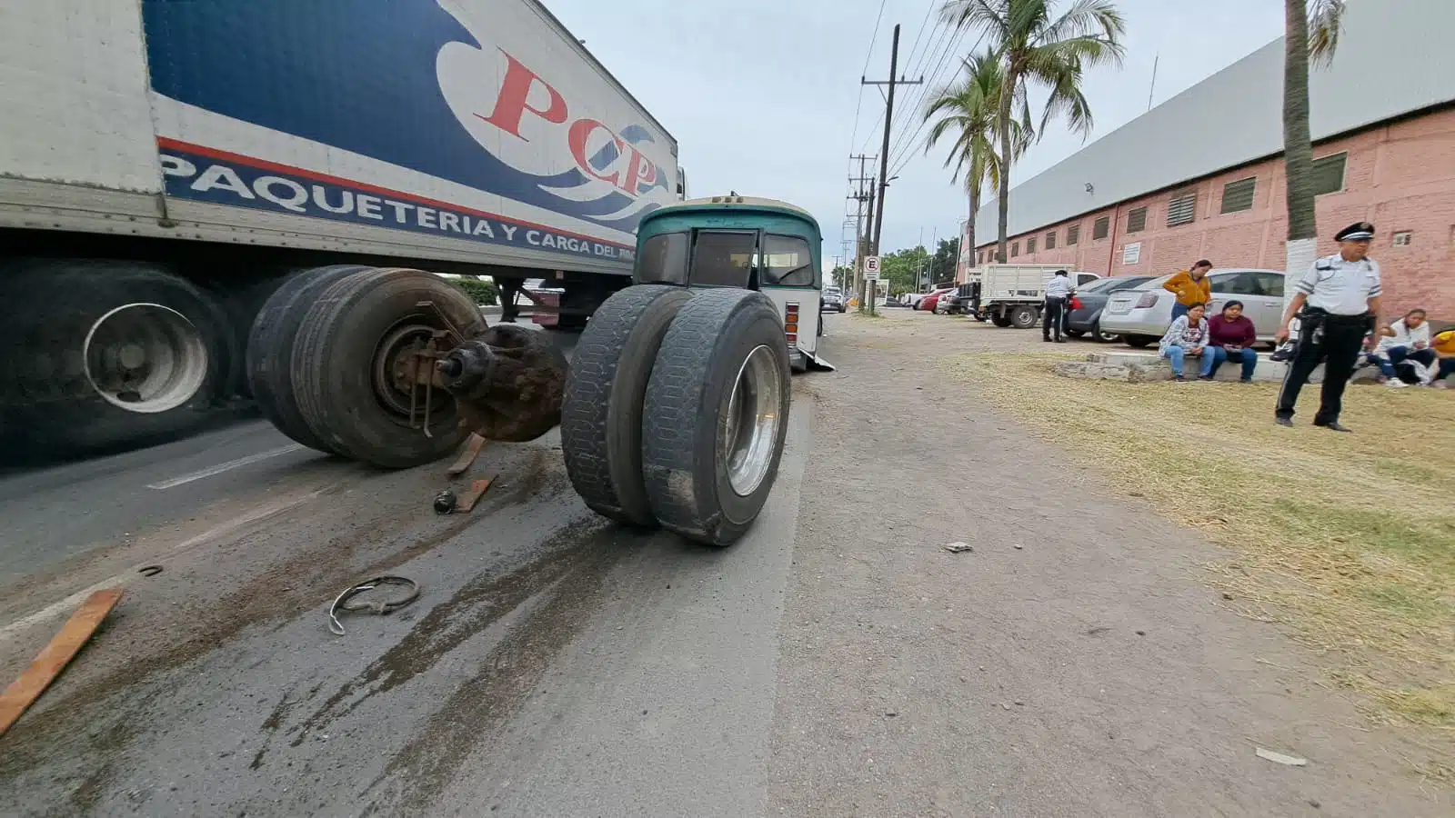 Camión sin el eje trasero en Culiacán