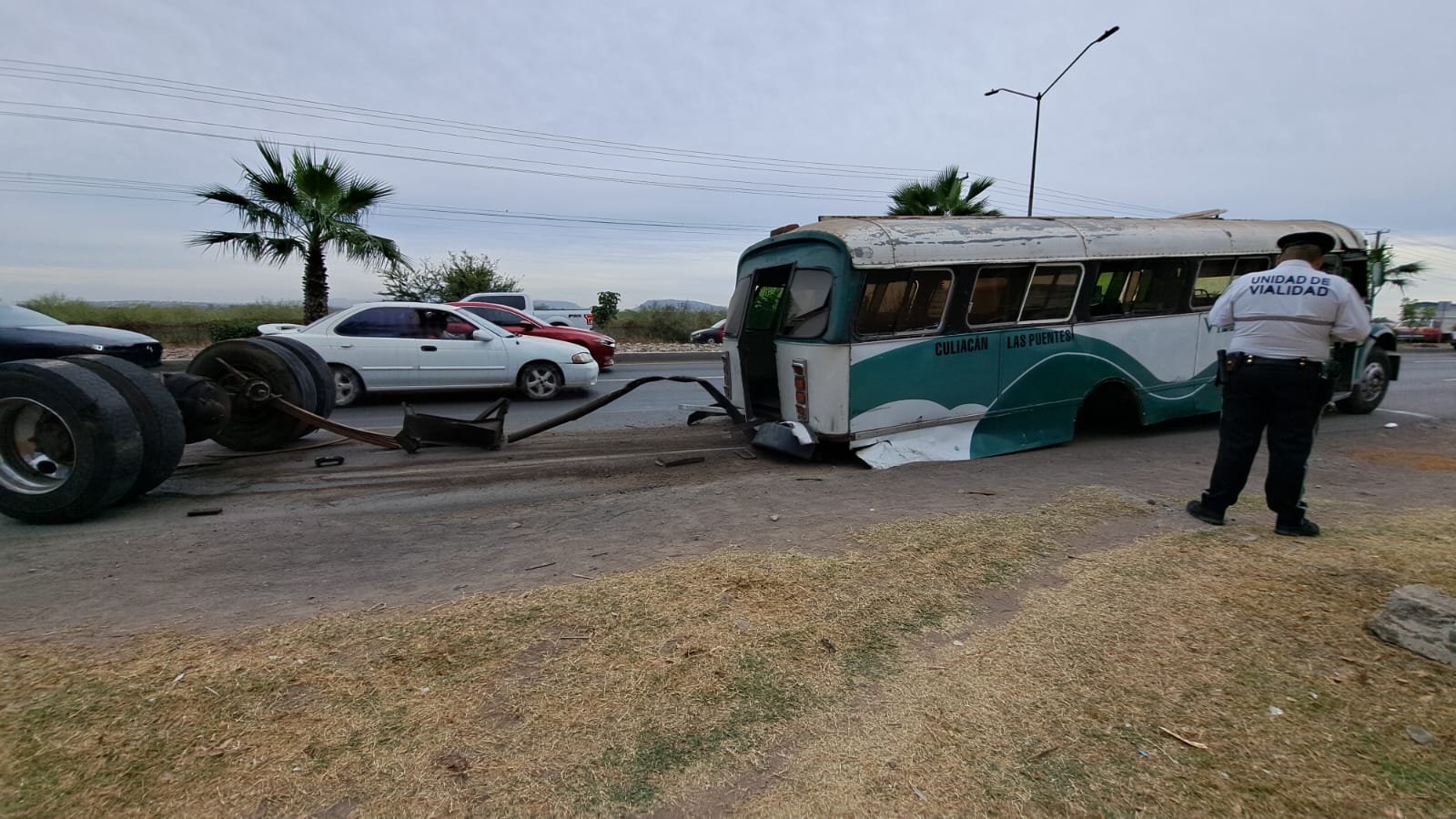 Camión sin el eje trasero en Culiacán
