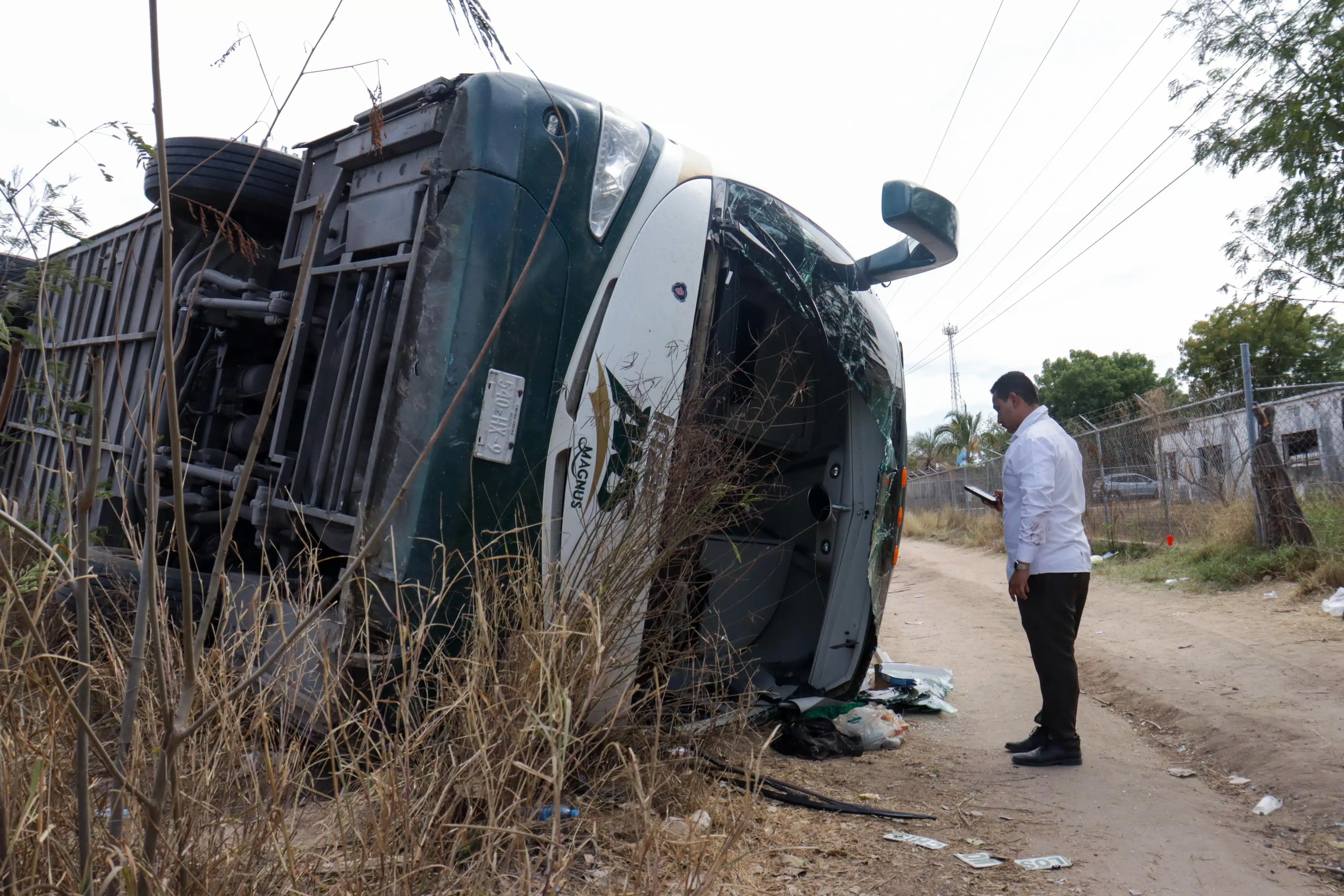Camión 370 de los Norte de Sinaloa en el lugar del accidente en Estación Don y el chofer José Ángel