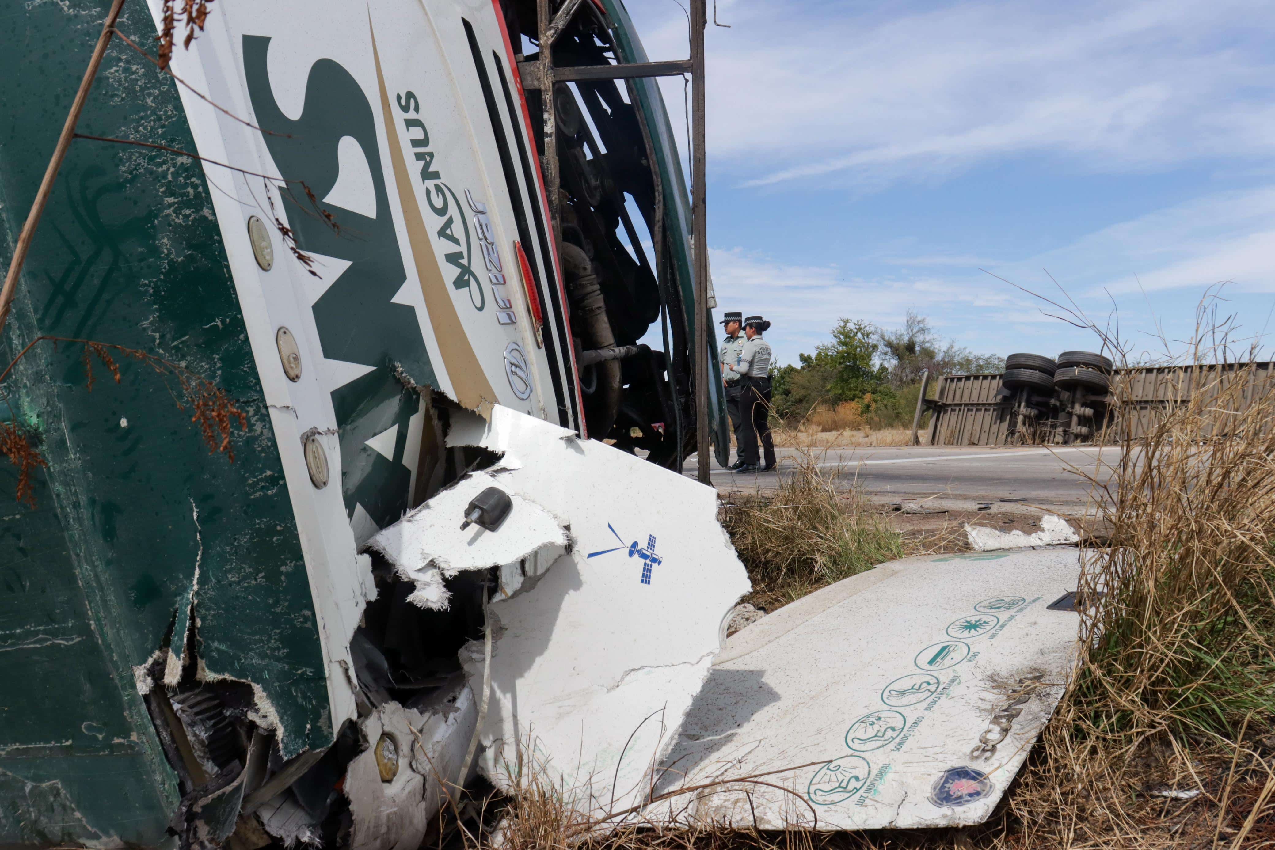 Camión y tráiler accidentados en Estación Don