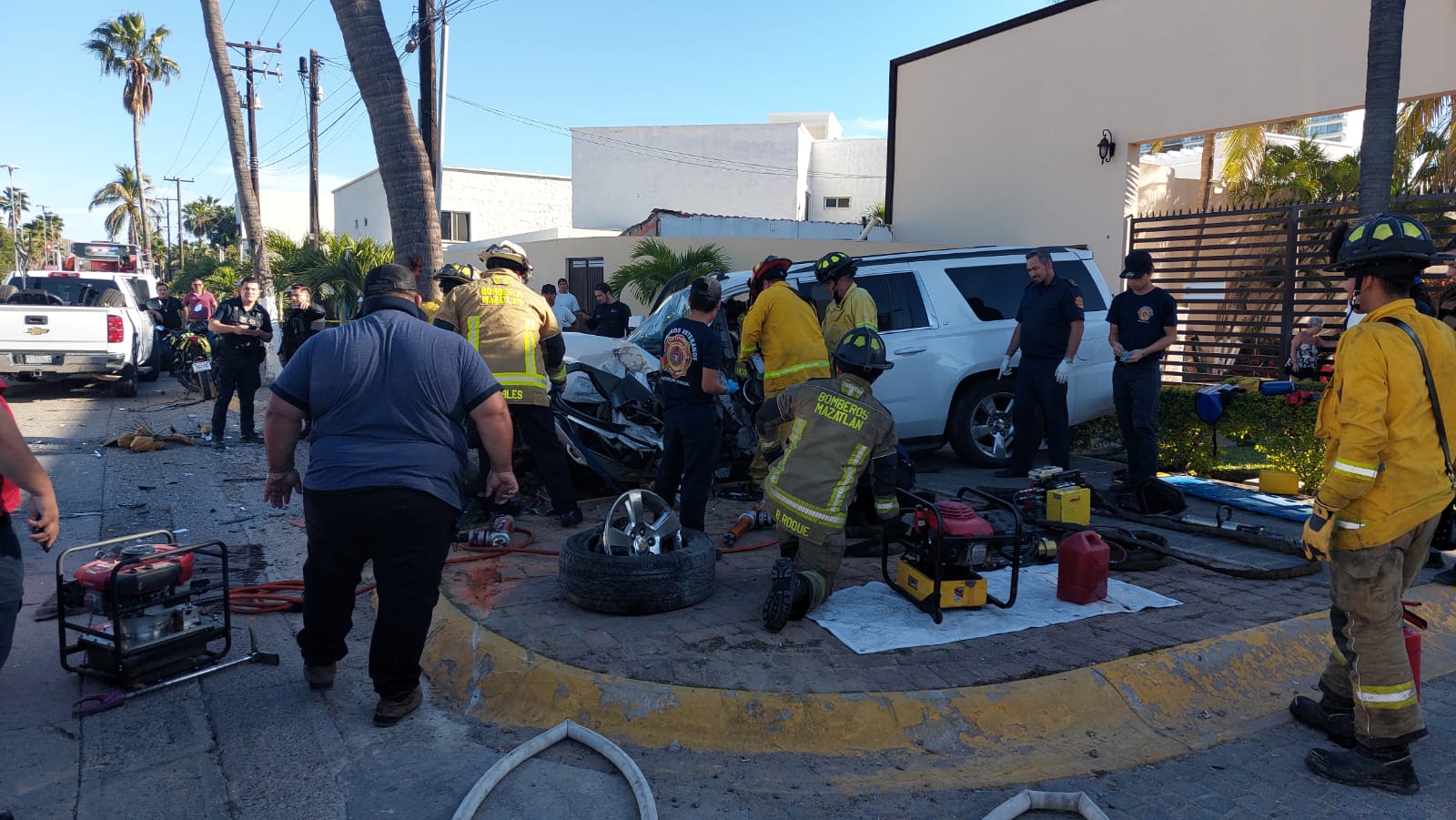 Camioneta en la que viajaba Juan quedó destrozada del frente tras un accidente