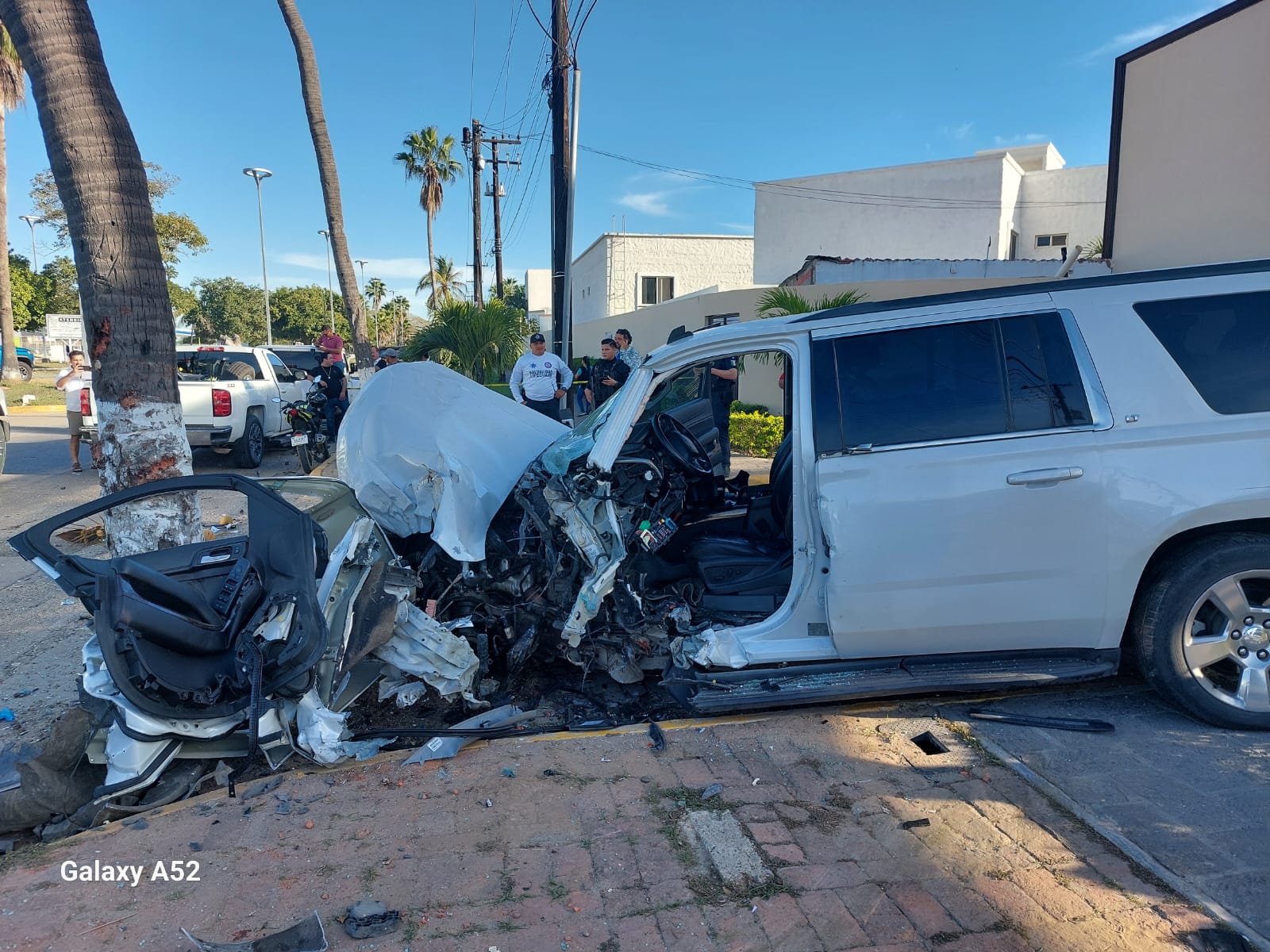 Camioneta en la que viajaba Juan quedó destrozada del frente tras un accidente