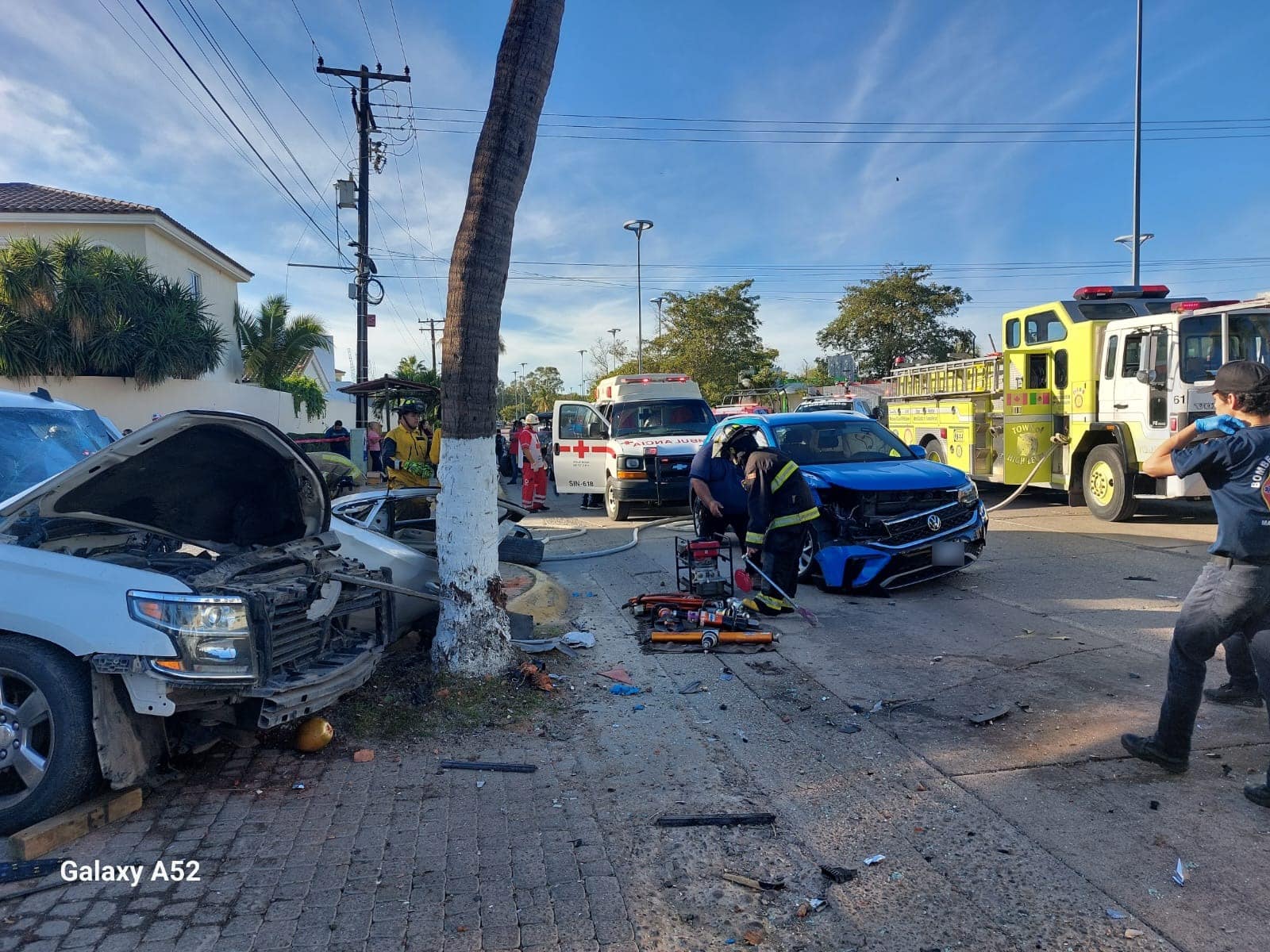 Camioneta en la que viajaba Juan quedó destrozada del frente tras un accidente