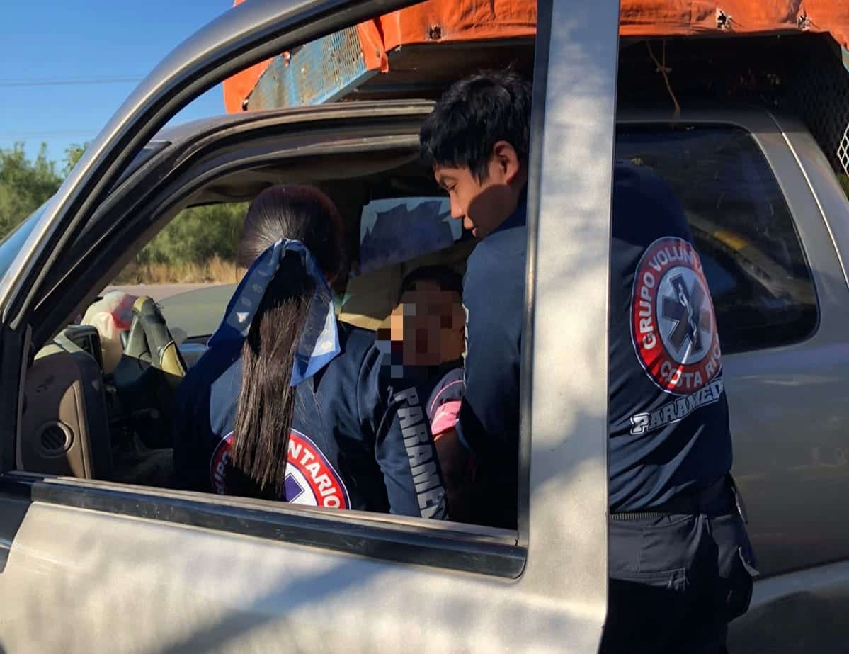 2 paramédicos de Costa Rica, Culiacán, dando los primeros auxilios a un hombre tras un accidente tipo choque