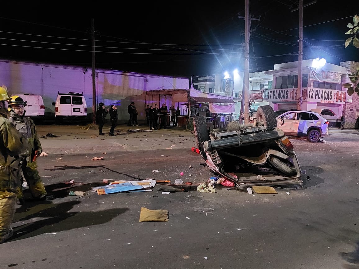Una camioneta volteada con los neumáticos hacia arriba y la otra chocada del lado del piloto en un accidente tipo choque en Culiacán