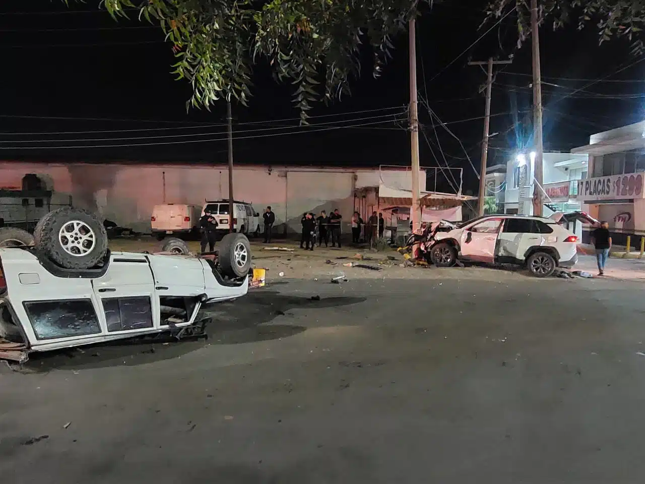 Una camioneta volteada con los neumáticos hacia arriba y la otra chocada del lado del piloto en un accidente tipo choque en Culiacán