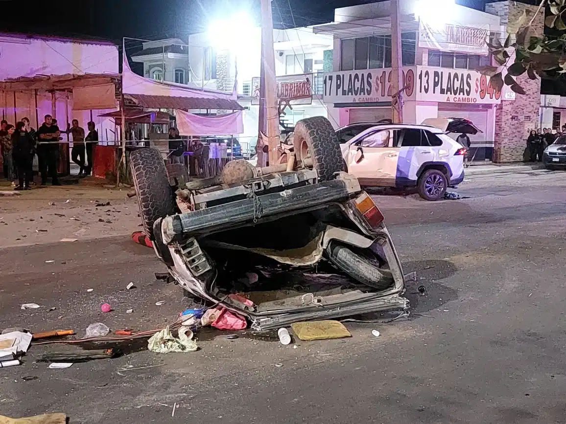 Una camioneta volteada con los neumáticos hacia arriba y la otra chocada del lado del piloto en un accidente tipo choque en Culiacán