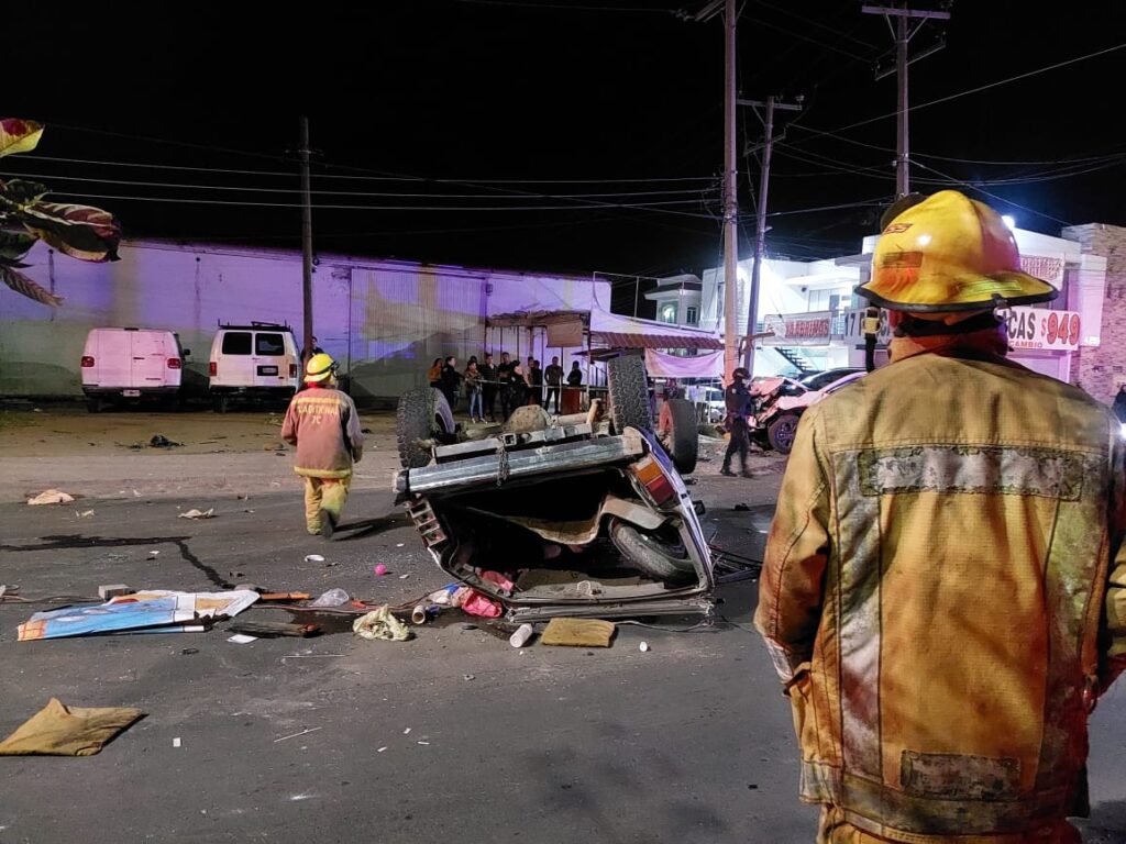 Elementos de Bomberos Veteranos de Culiacán en el lugar de un accidente tipo choque y una camioneta con volteada con los neumáticos hacia arriba