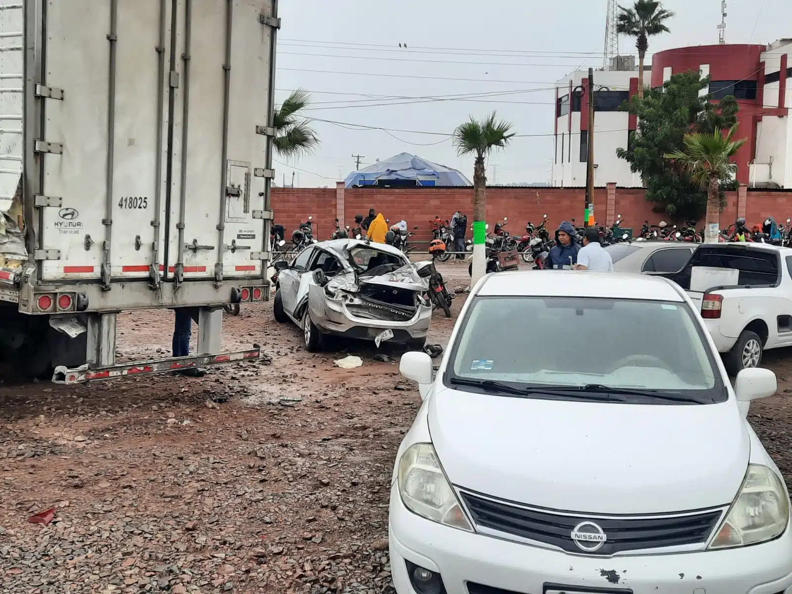 Carros chocados y la cola de un tráiler en un accidente en Culicán