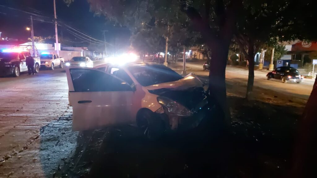 Carro en el que viajaba Julio César quedó con la puerta del copiloto abierta, la bolsa de aire activada y el frente del automóvil destrozado tras chocar contra un árbol en Mazatlán