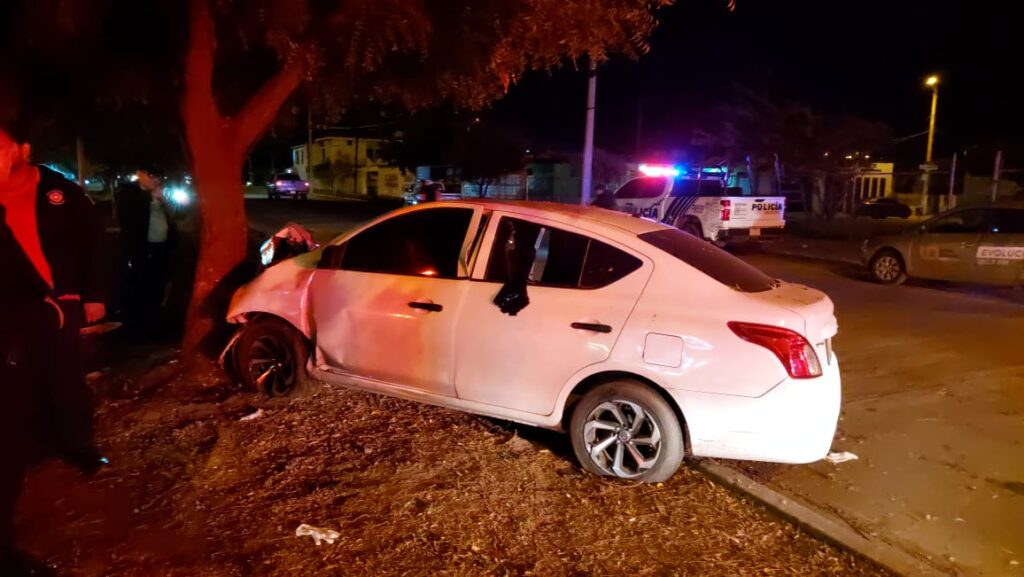 Carro en el que viajaba Julio César quedó con el frente del automóvil destrozado tras chocar contra un árbol en Mazatlán