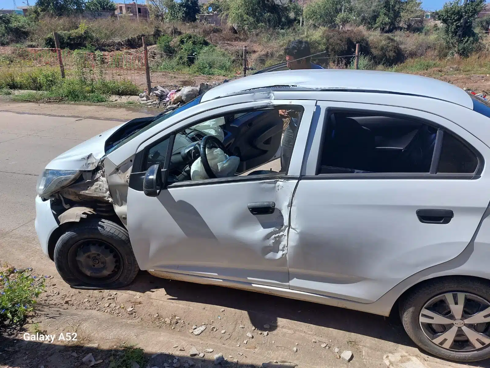 Carro que conducía Francisco quedó chocado del lado del piloto tras un accidente en Mazatlán