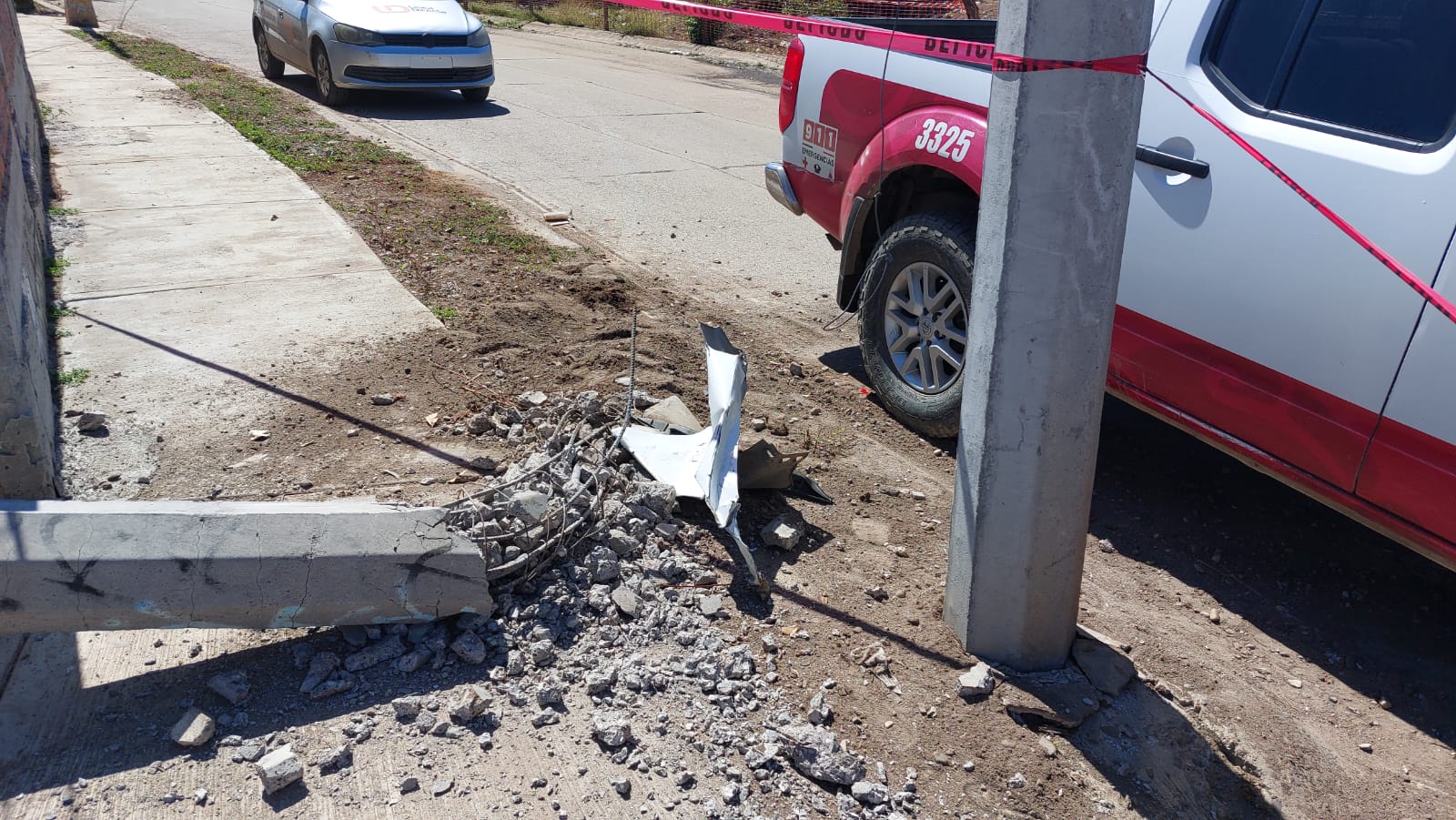 Poste derribado tras un accidente tipo choque en Mazatlán