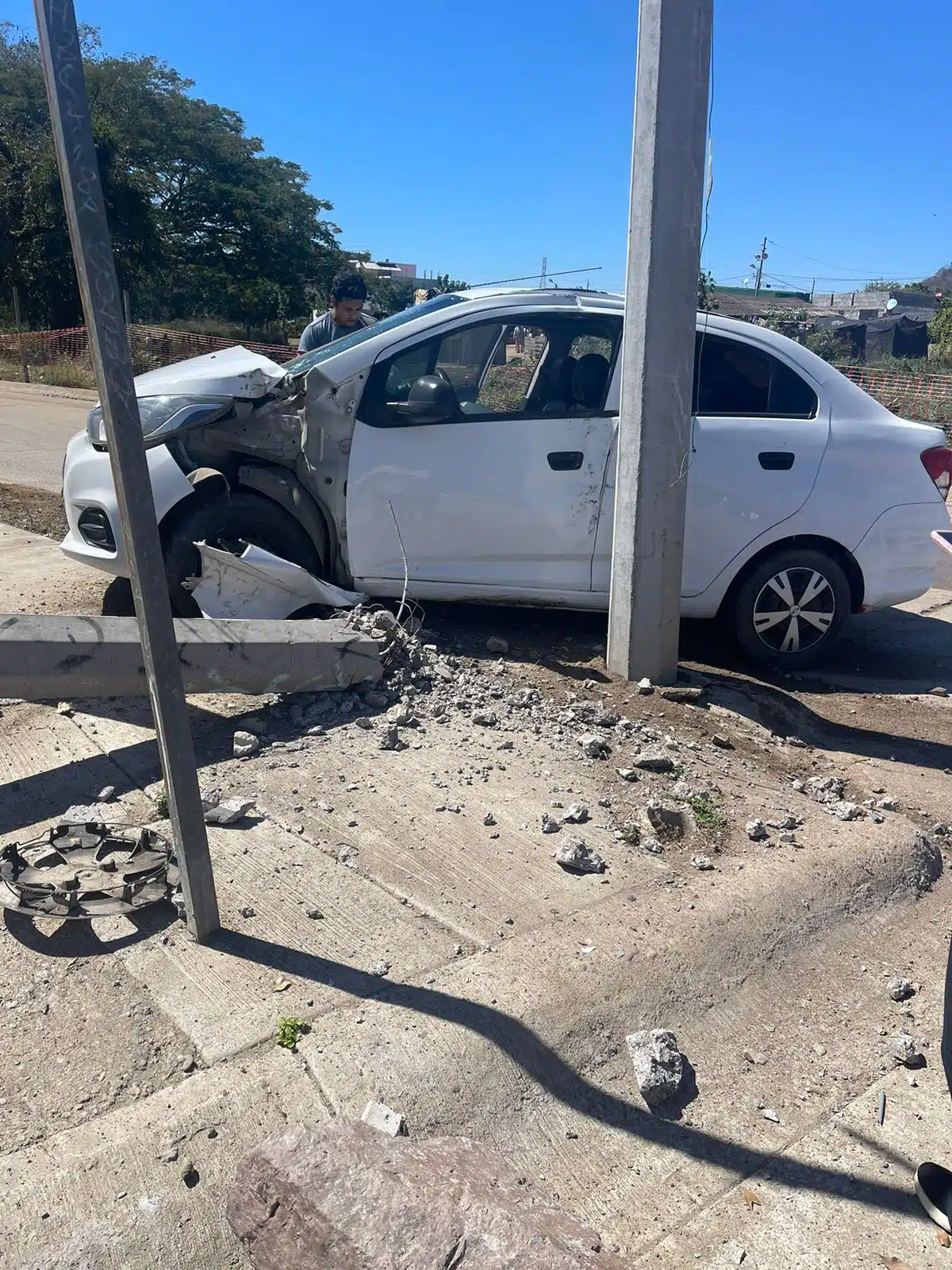 Carro que conducía Francisco quedó chocado del lado del piloto tras un accidente en Mazatlán