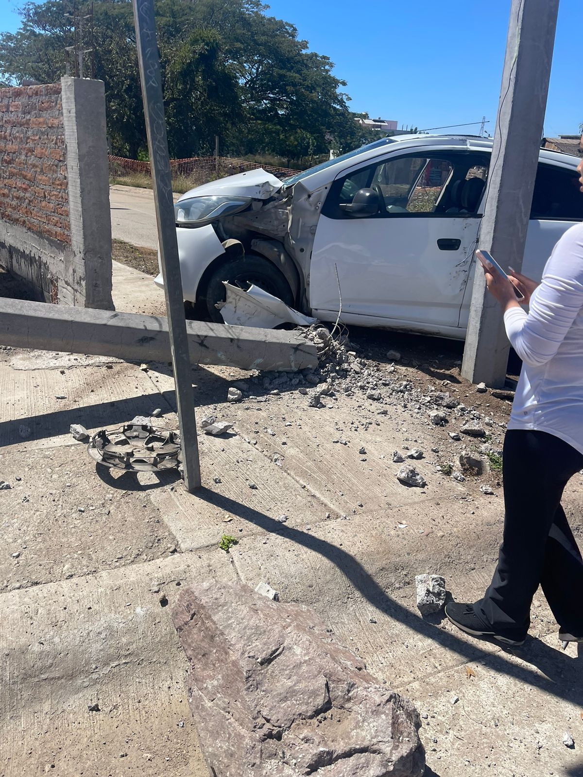Carro que conducía Francisco quedó chocado del lado del piloto tras un accidente en Mazatlán