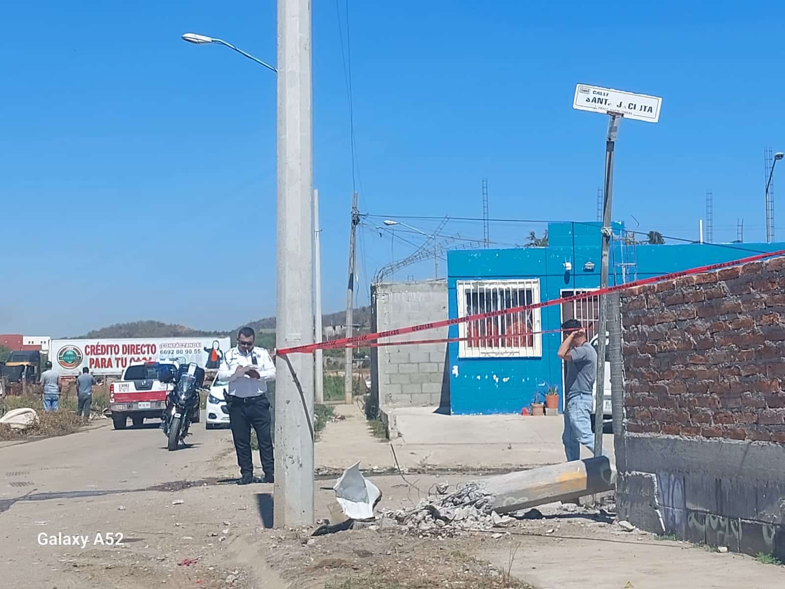 Poste derribado tras un accidente tipo choque en Mazatlán