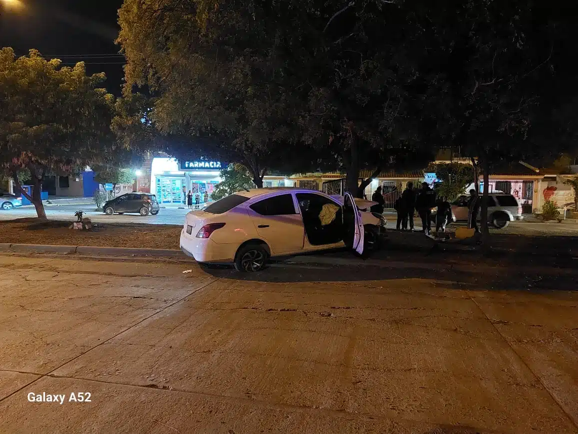 Carro en el que viajaba Julio César quedó con la puerta del copiloto abierta, la bolsa de aire activada y el frente del automóvil destrozado tras chocar contra un árbol en Mazatlán