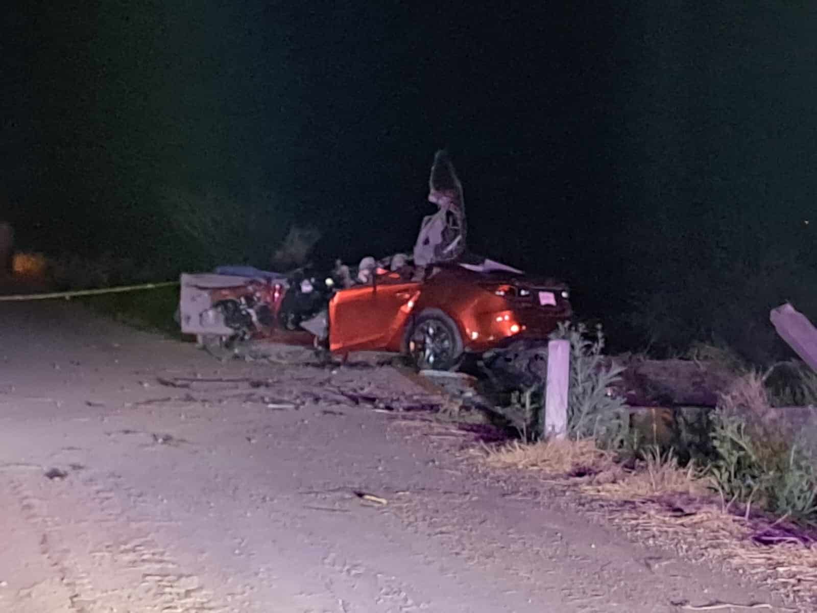 El automóvil Mazda quedo tan dañado que el toldo por poco se desprende por completo.