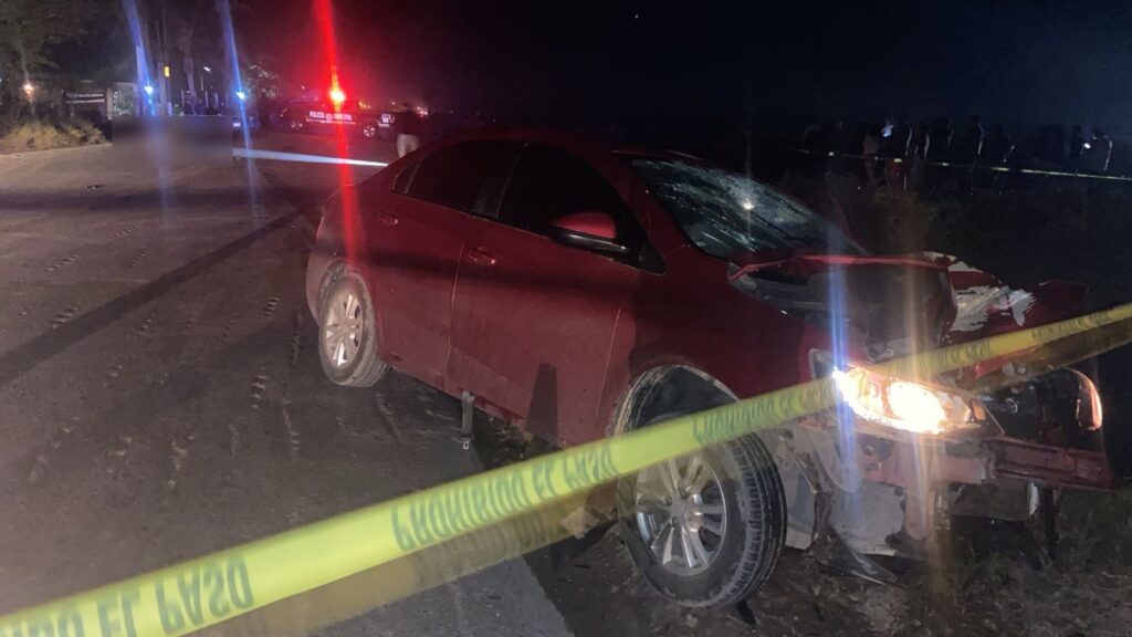 Carro tinto y cinta amarilla delimitando el área donde Nestor David perdió la vida tras un accidente tipo choque en La Palma, Navolato