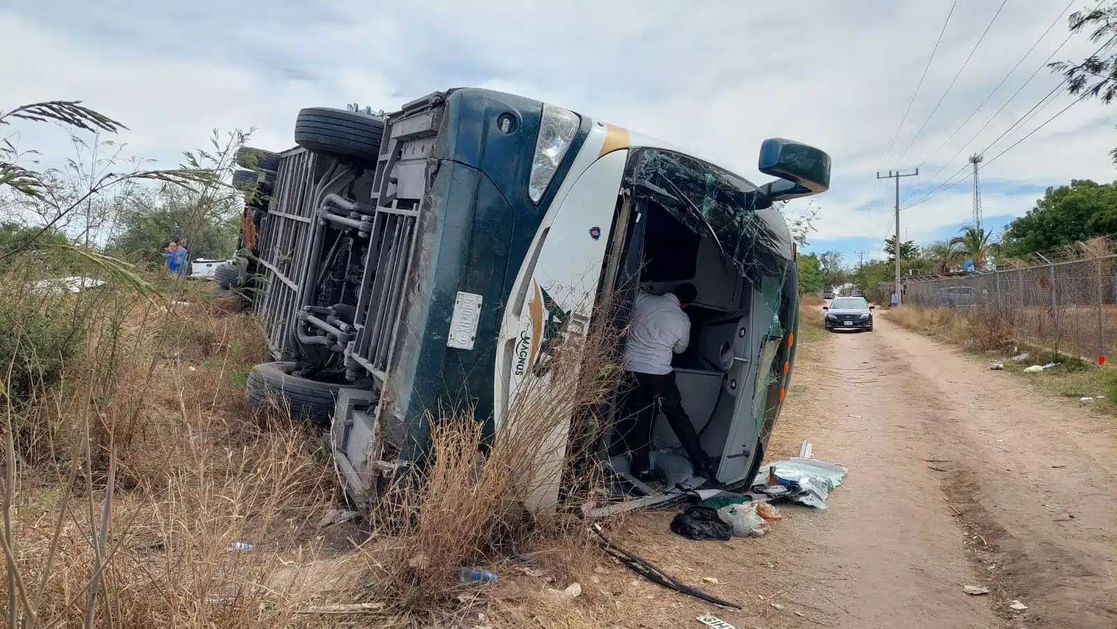 Camión 370 de Norte de Sinaloa volcado sobre el lado del piloto tras accidente en Estación Don