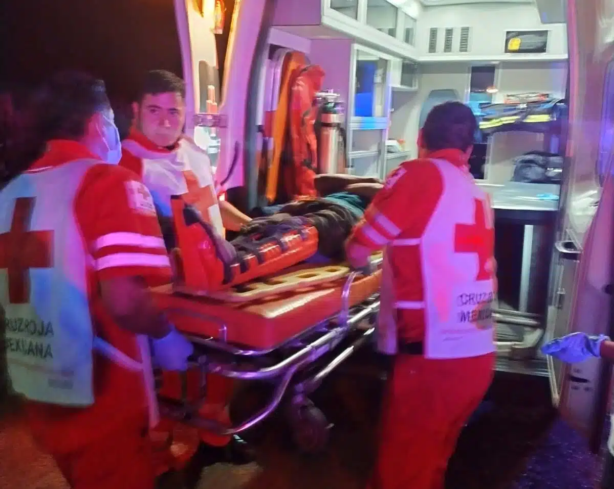 Paramédicos de Cruz Roja Mexicana auxiliaron al ciclista y lo trasladaron a un hospital.