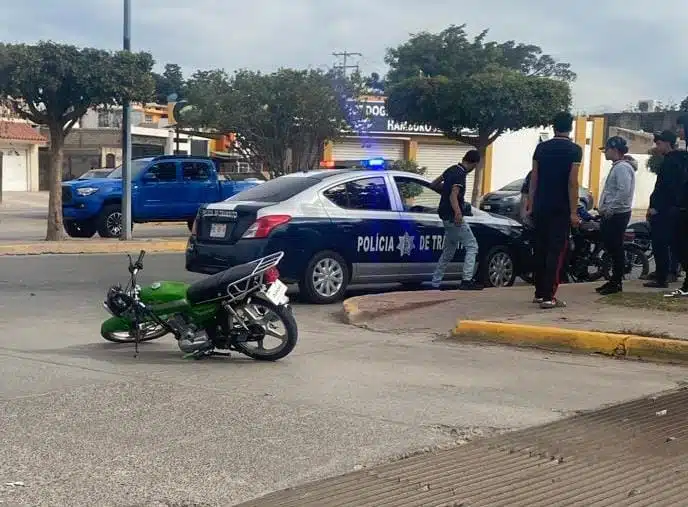Policía de tránsito en el lugar donde hubo un accidente en Guasave