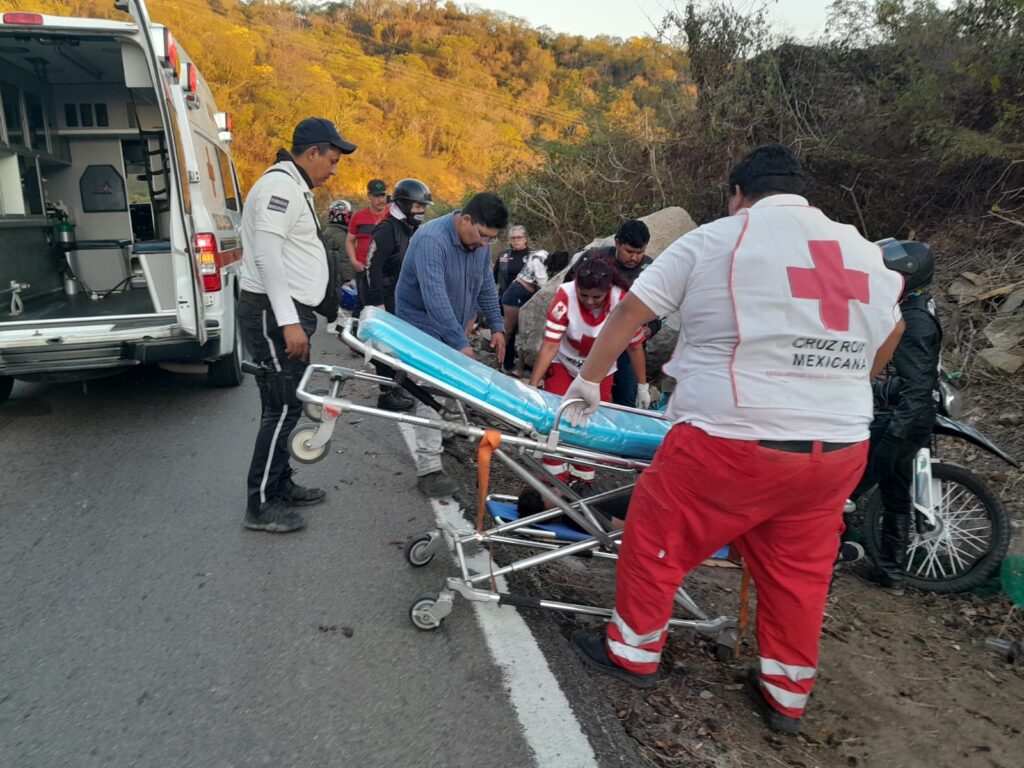 Elementos de la Cruz Roja atendiendo en el lugar de un accidente a dos jóvenes en Malpica, Concordia