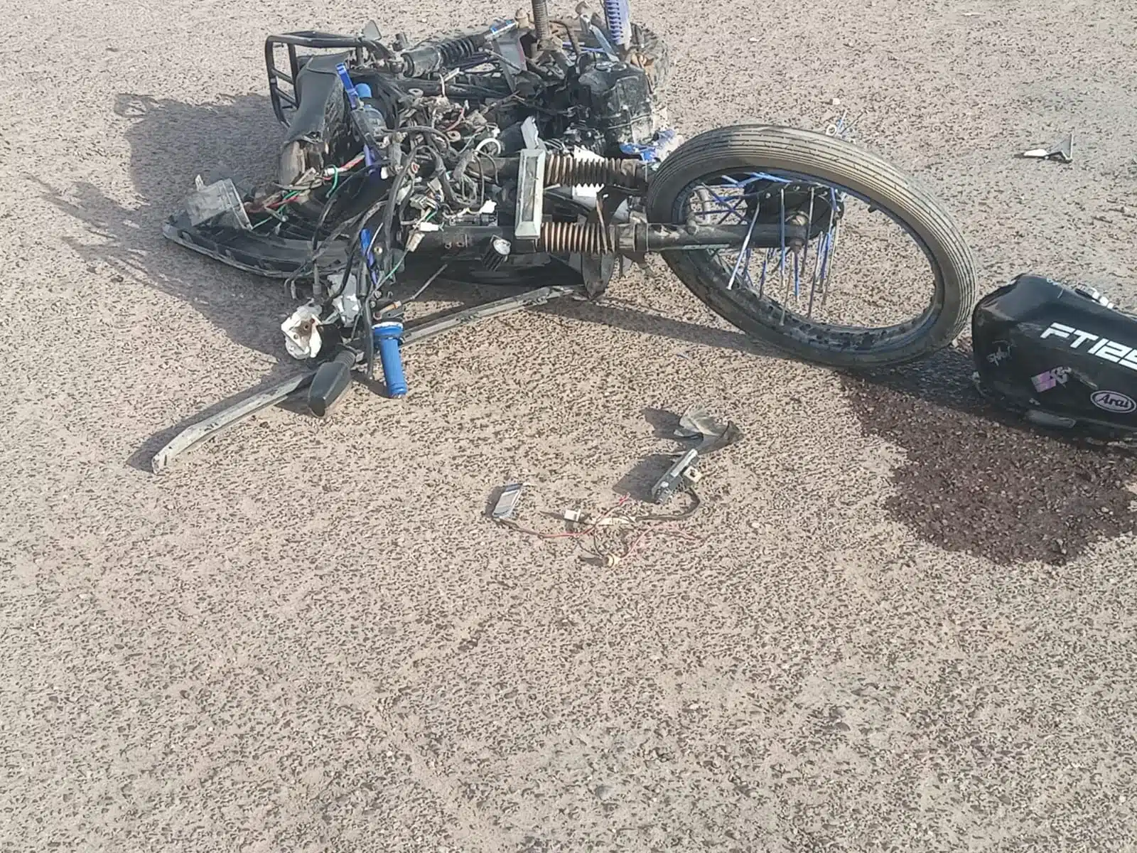 El conductor de la motocicleta resultó lesionado y fue llevado a un hospital.