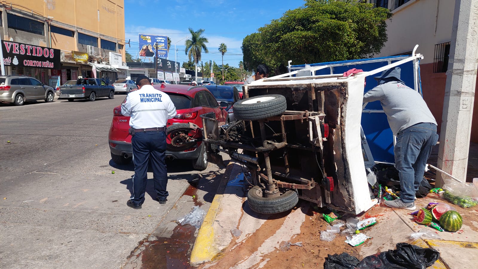 Motocicleta volcada sobre su lado derecho tras un accidente tipo choque en el centro de Los Mochis