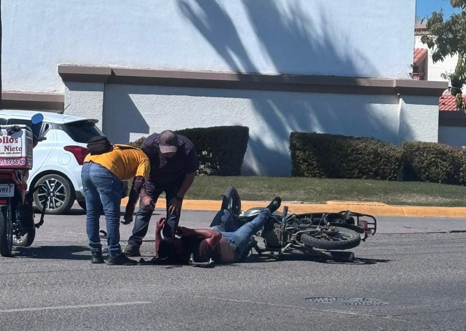 Joven tirado en el pavimento junto a su motocicleta en Culiacán