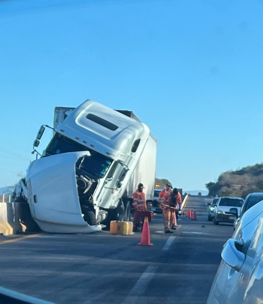 Tráiler arriba de un muro de contención tras un accidente tipo choque en el Libramiento Benito Juárez en Mocorito